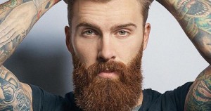 Photo d'une barbe longue et rousse au style hipster